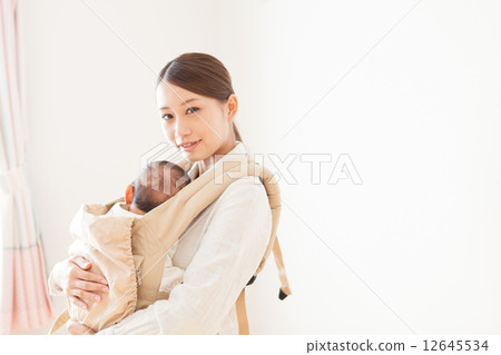 擁抱和丁字褲2個月大的嬰兒 12645534