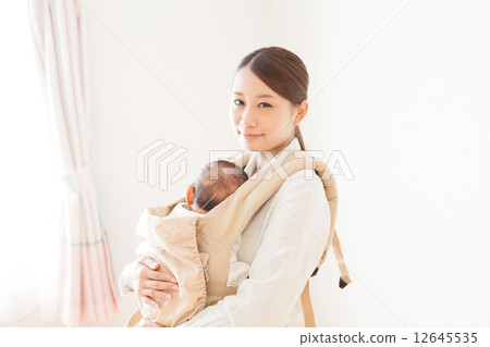 擁抱和丁字褲2個月大的嬰兒 12645535