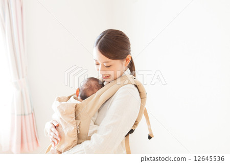 擁抱和丁字褲2個月大的嬰兒 12645536