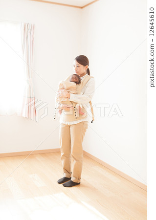 擁抱和丁字褲2個月大的嬰兒 12645610