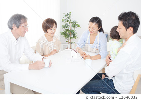 考慮購買房屋的兩戶人家庭 12646032