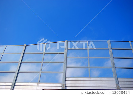 在高速公路和藍天的防音牆壁 12650434