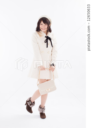 女孩穿著漂亮的秋/冬服飾 女孩穿著漂亮的秋/冬服飾 12650633