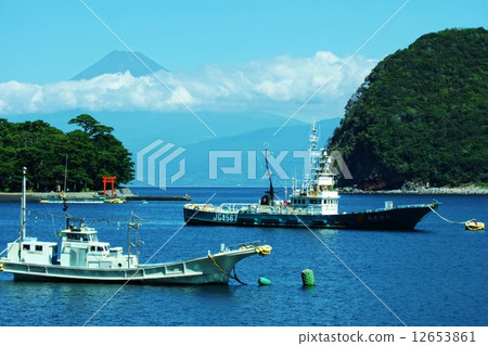 日本風景·2艘漁船從入口處藍色富士·藍天背面橫向位置 12653861