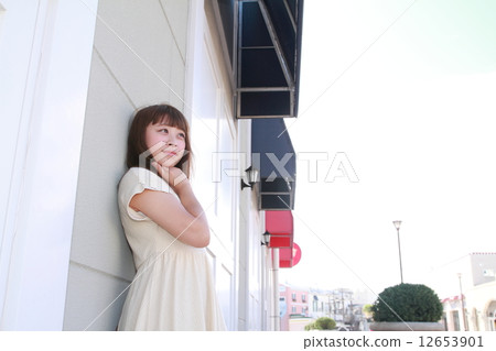 A semi-long straight young lady 12653901