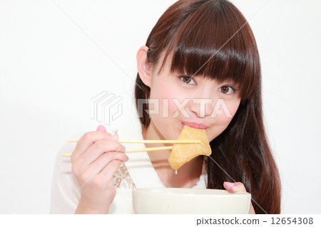 Udon and young women 12654308