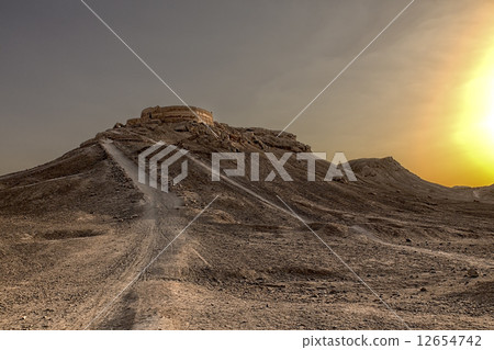 在Iranyazd沉默塔的日落 12654742