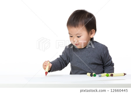 Asia baby boy concentrate on drawing 12660445