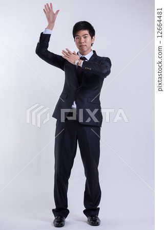 一個穿西裝的年輕人 一個穿西裝的年輕人 12664481