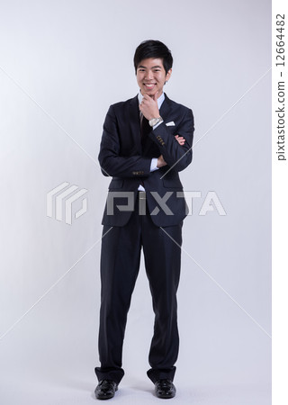 一個穿西裝的年輕人 一個穿西裝的年輕人 12664482