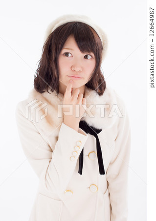 穿著服裝的時興的女孩在一個可愛的冬天 穿著服裝的時興的女孩在一個可愛的冬天 12664987