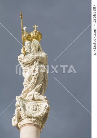 Virgin Mary and Baby Jesus Vertical Virgin Mary and Baby Jesus Vertical 12665897