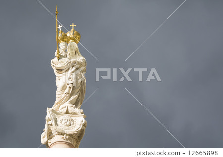 Virgin Mary and Baby Jesus Horizontal Virgin Mary and Baby Jesus Horizontal 12665898