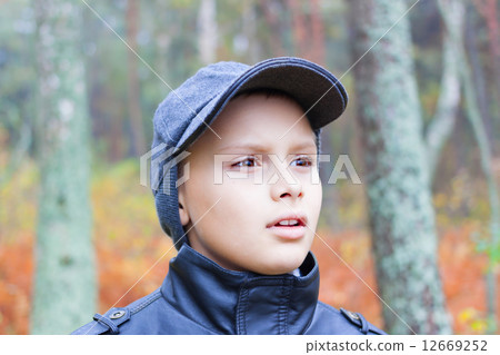 kid fear face forest fall portrait outdoor kid fear face forest fall portrait outdoor 12669252