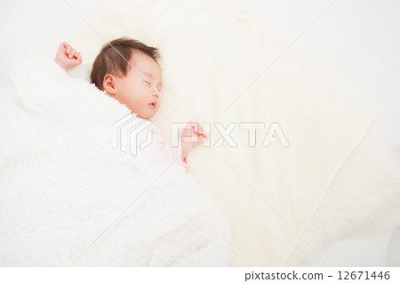 Newborn girl 12671446