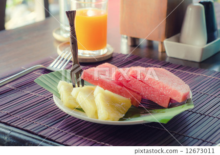 Small Fruit Plate on bamboo mat Small Fruit Plate on bamboo mat 12673011