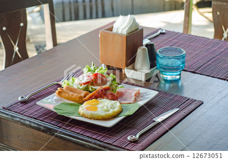 breakfast with scrambled eggs, sausage links and toast. 12673051
