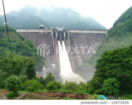A beautiful gravity-fed embankment... [Shimokubo Dam] 12673826