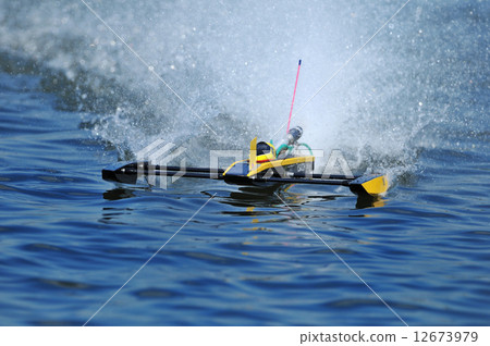 無線電控制的船 無線電控制的船 12673979