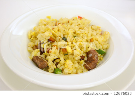 炒飯與美味的蔬菜和國內牛肉 炒飯與美味的蔬菜和國內牛肉 12676023