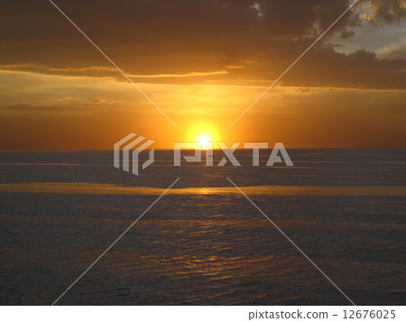 烏尤尼太陽落在鹽湖3 烏尤尼太陽落在鹽湖3 12676025
