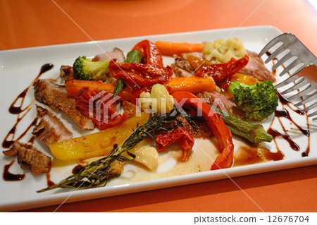 Iberian pork and grilled vegetables 12676704