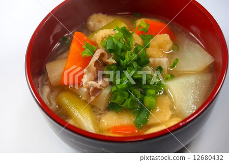 豬肉和蔬菜味噌湯 豬肉和蔬菜味噌湯 12680432