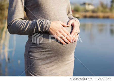 woman on the nature 首頁 照片 臉部_身體 身體_身體部分 肚子 belly