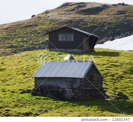 mountain cabin mountain cabin 12682347