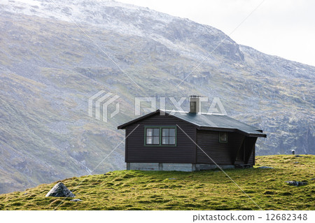 mountain cabin mountain cabin 12682348