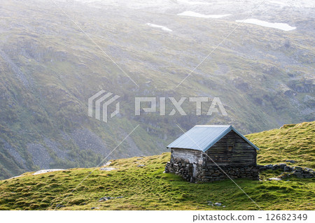 mountain cabin mountain cabin 12682349
