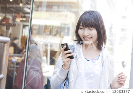 拿著手機的婦女 12683377