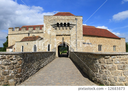 gateway to Leeds Castle, Britain gateway to Leeds Castle, Britain 12683873