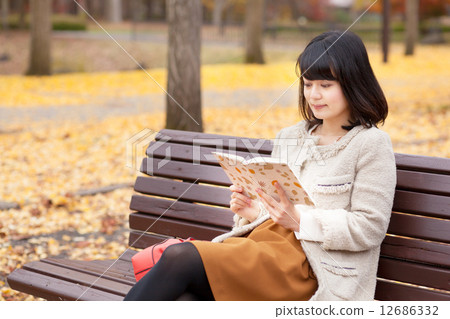 讀在秋葉的公園的婦女是美麗的 12686332