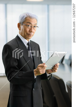 高級CEO站在行政會議室 12687207