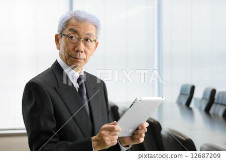 高級CEO站在行政會議室 12687209
