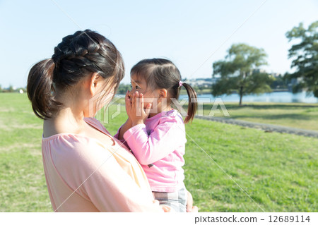 公園的母親女孩 公園的母親女孩 12689114