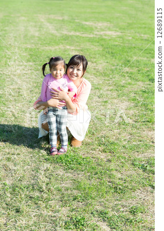 公園的母親女孩 公園的母親女孩 12689115
