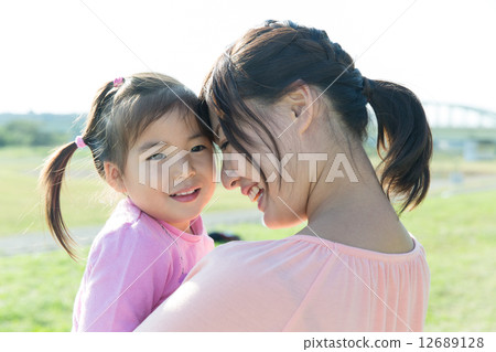 Mother girl of park 12689128