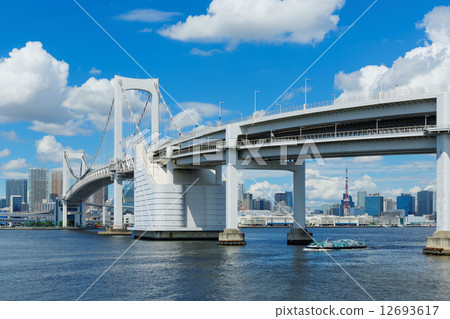 在Odaiba海灘公園穿過並到達彩虹橋的遊船，藍天在那裡蔓延 12693617