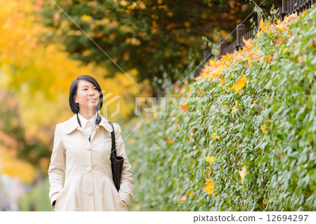 一個女人在工作 12694297