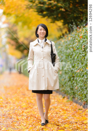 一個女人在工作 一個女人在工作 12694298