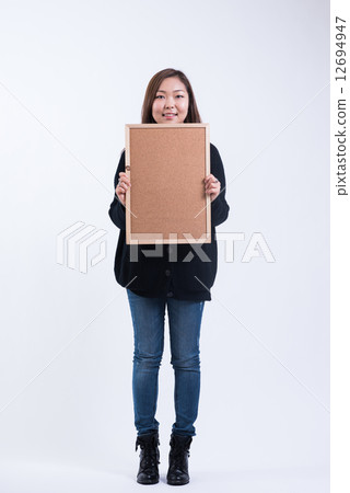 公告板和一名微笑的婦女 公告板和一名微笑的婦女 12694947