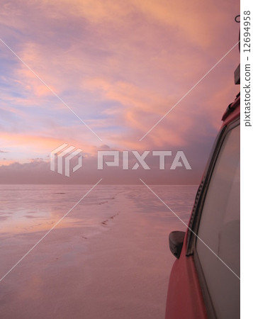 Uyuni salt lake sunset 2 12694958