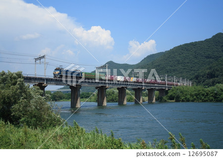 穿越岡山吉井川的山陽本線貨運列車（EF66型牽引） 12695087