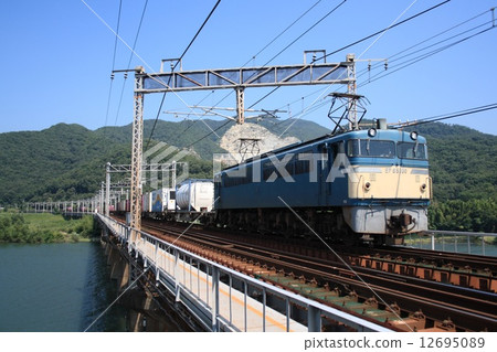 Freight train on the Sanyo Main Line crossing the Yoshii River in Okayama (EF65 type traction) Freight train on the Sanyo Main Line crossing the Yoshii River in Okayama (EF65 type traction) 12695089