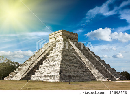 Mayan pyramid in Chichen-Itza, Mexico 12698558