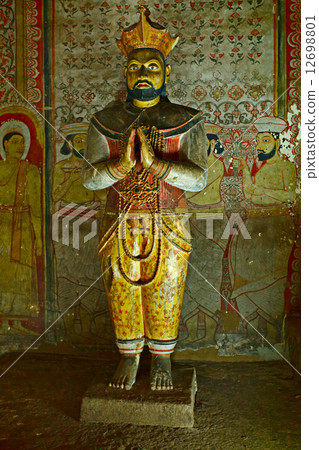 Ancient king image in Dambulla Rock Temple caves, Sri Lanka Ancient king image in Dambulla Rock Temple caves, Sri Lanka 12698801