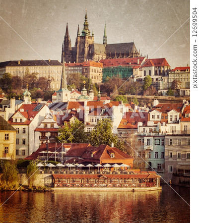 View of Mala Strana and Prague castle over Vltava river 12699504