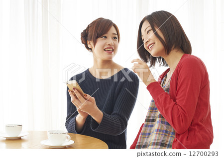 手機有2個女孩去喝茶 手機有2個女孩去喝茶 12700293